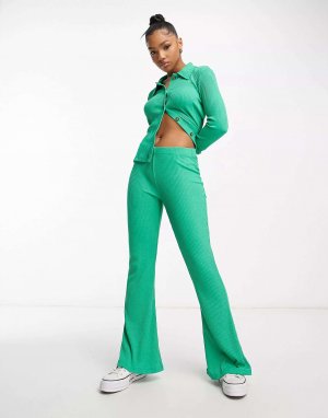 Ярко-зеленые расклешенные брюки в рубчик JDY. Цвет: зеленый