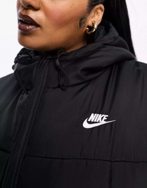 Классическая куртка-пуховик Plus черного цвета Nike. Цвет: черный