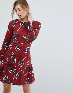 Короткое приталенное платье с принтом Closet London. Цвет: мульти