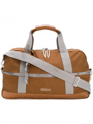 Дорожная сумка с молнией спереди Eastpak. Цвет: коричневый
