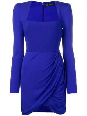 Короткое драпированное платье Versace. Цвет: синий