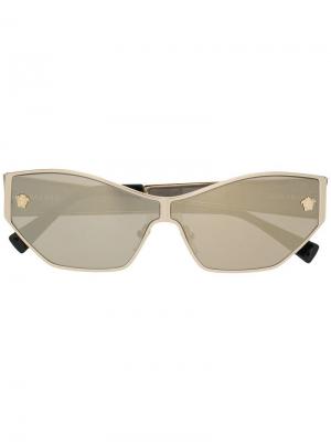 Солнцезащитные очки в футуристичном стиле Versace Eyewear. Цвет: золотистый