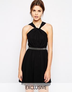 Короткое приталенное платье с высокой горловиной и узелком Elise Ryan. Цвет: черный