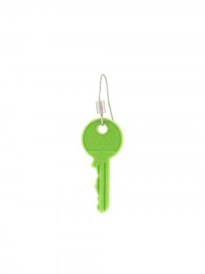 Серьга с подвеской в форме ключа MM6 Maison Margiela. Цвет: зеленый