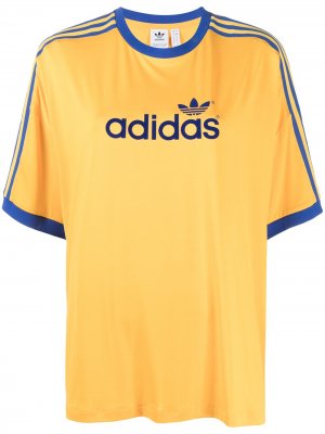 Футболка с логотипом adidas. Цвет: желтый
