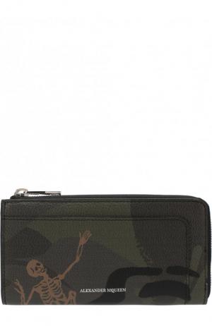 Кожаное портмоне Continental на молнии с принтом Alexander McQueen. Цвет: хаки