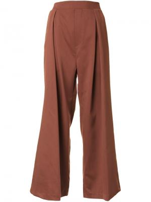 Расклешенные брюки Loveless. Цвет: коричневый