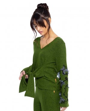 Женский свитер с бантом спереди и длинными рукавами вышивкой , зеленый Mamatayoe. Цвет: зеленый