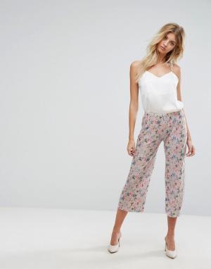 Плиссированные укороченные брюки с цветочным принтом New Look. Цвет: розовый