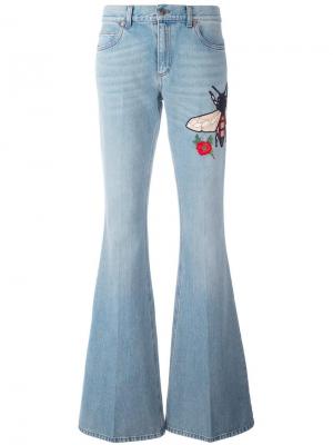 Расклешенные джинсы с вышивкой Gucci. Цвет: синий