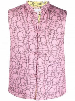 Жилет с графичным принтом из коллаборации Kaws Comme Des Garçons Shirt. Цвет: розовый