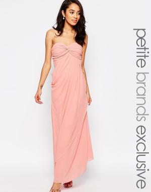 Платье макси в стиле бандо с рюшами Claudia Jarlo Petite. Цвет: розовый