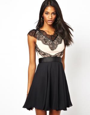 Короткое приталенное платье с кружевом Elise Ryan. Цвет: black 2 516,55 руб.