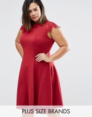 Короткое приталенное платье с кружевными рукавами Plus Praslin. Цвет: красный