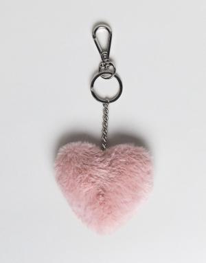 Пушистый брелок для ключей в форме сердца Monki. Цвет: розовый