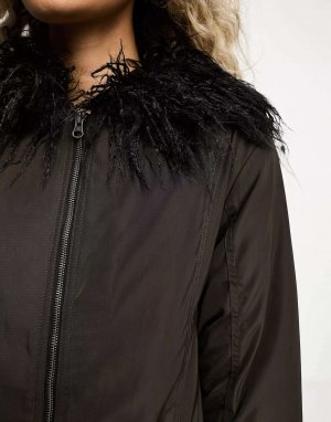 Коричневое нейлоновое удлиненное пальто с меховой отделкой из черного искусственного меха Collusion. Цвет: черный