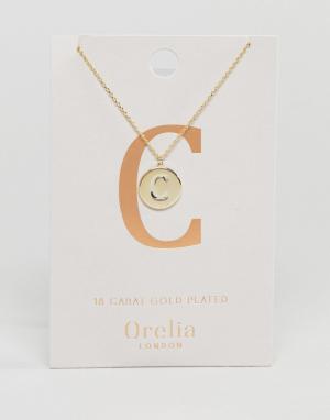 Позолоченное ожерелье с инициалом C на подвеске-диске Orelia. Цвет: золотой