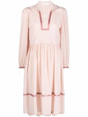 Платье миди с V-образным вырезом и контрастной отделкой See by Chloé. Цвет: розовый