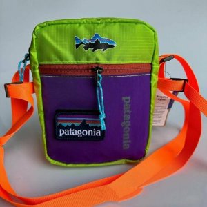 Сумка кросс-боди , фактура стеганая, зеленый, фиолетовый patagonia. Цвет: зеленый/фиолетовый