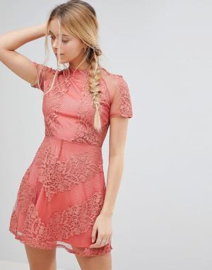 Короткое приталенное платье из кружева Glamorous. Цвет: розовый