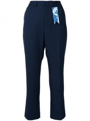 Укороченные брюки со стрелками The Gigi. Цвет: синий
