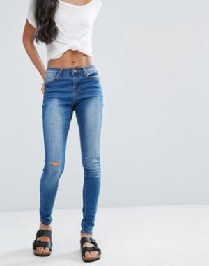 Зауженные джинсы с рваной отделкой Anna Brave Soul. Цвет: синий