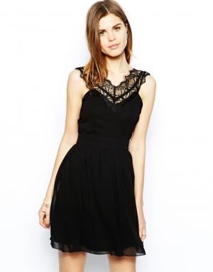 Короткое приталенное платье с кружевной V-образной горловиной Elise Ryan. Цвет: черный