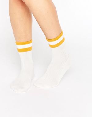 Спортивные носки с полосками Monki. Цвет: белый
