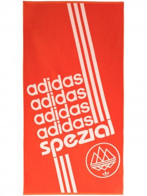 Полотенце с логотипом adidas. Цвет: оранжевый