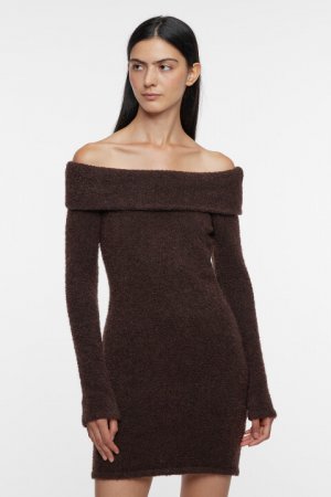 Платье мини вязаное облегающее с открытыми плечами befree. Цвет: коричневый