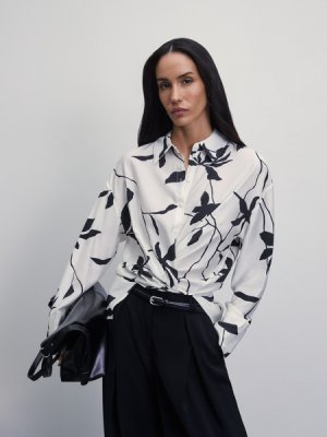 Вискозная блузка с принтом Zarina. Цвет: черно-белые цветы