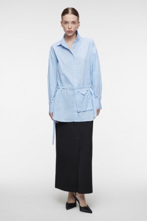 Рубашка oversize длинная в полоску с поясом и сумочкой befree. Цвет: голубой