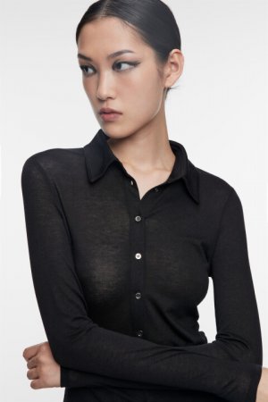 Блузка-рубашка slim облегающая трикотажная befree. Цвет: черный