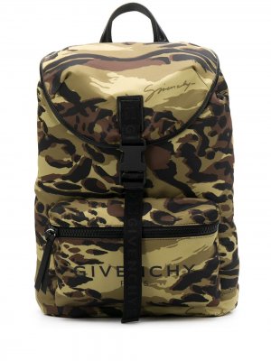 Рюкзак с камуфляжным принтом Givenchy. Цвет: зеленый
