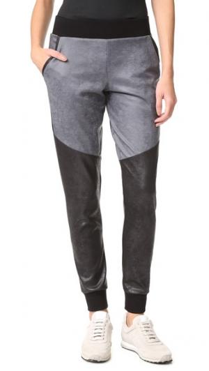 Спортивные брюки в байкерском стиле MICHI. Цвет: серый/черный