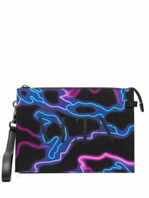 Neon Camou-print VLTN clutch bag Valentino Garavani. Цвет: черный