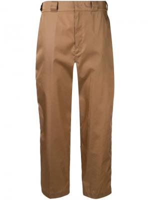 Укороченные прямые брюки Prada. Цвет: коричневый