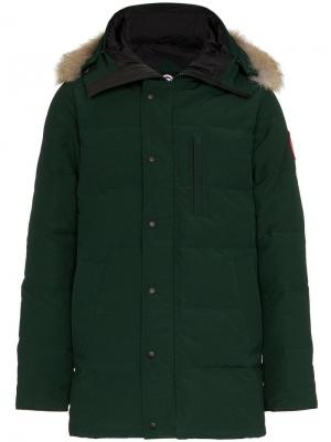 Пальто Carson с капюшоном меховой оторочкой Canada Goose. Цвет: зеленый