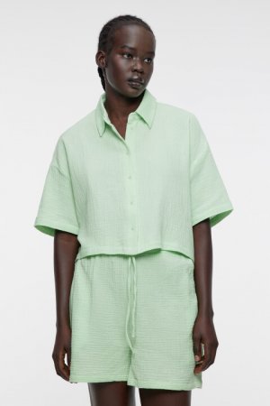 Блузка-рубашка хлопковая укороченная с коротким рукавом befree. Цвет: зеленый