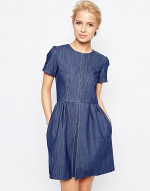 Джинсовое платье со складками спереди на юбке Closet London. Цвет: синий