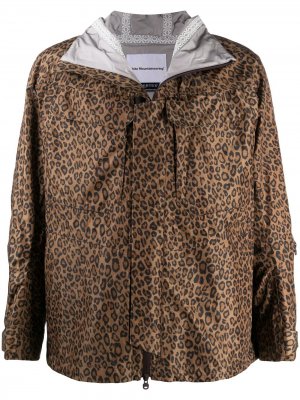 Куртка с капюшоном и леопардовым принтом White Mountaineering. Цвет: коричневый