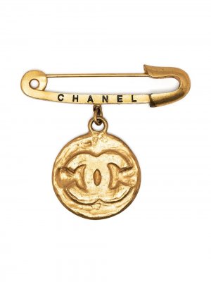 Брошь 1994-го года с логотипом CC Chanel Pre-Owned. Цвет: золотистый