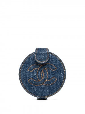 Карманное зеркало 1997-го года с логотипом CC Chanel Pre-Owned. Цвет: синий