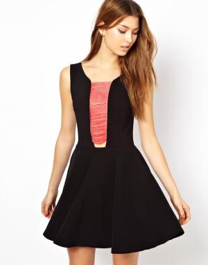 Короткое приталенное платье со вставкой лесенкой Maria Renee London. Цвет: черный/розовый