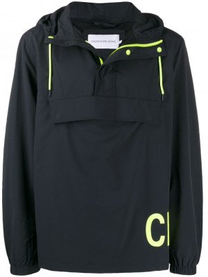 Ветровка с логотипом Calvin Klein Jeans. Цвет: черный