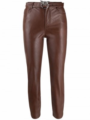 Укороченные брюки из искусственной кожи PINKO. Цвет: коричневый