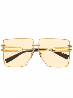 Массивные солнцезащитные очки из коллаборации с Akoni Gendarme Balmain Eyewear. Цвет: золотистый