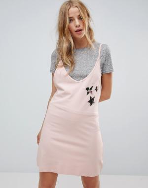 Платье-комбинация с нижней футболкой и нашивками -Розовый Minkpink