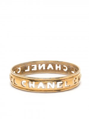 Браслет с резным логотипом Chanel Pre-Owned. Цвет: золотистый
