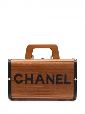 Деревянная косметичка 1995-го года с логотипом Chanel Pre-Owned. Цвет: коричневый